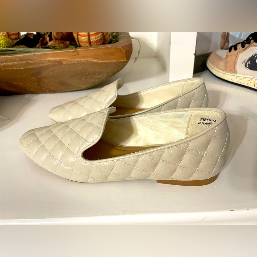 Loafer type shoe color is cream/off white